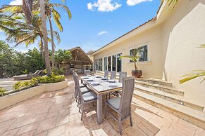 Private Beach Ocean Front Boat Dock Tiki Bar