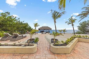 Private Beach Ocean Front Boat Dock Tiki Bar