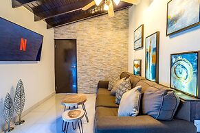 Apartment With Charming Patio+ BBQ Near Beach! Free Util's