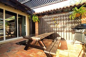 Apartment With Charming Patio+ BBQ Near Beach! Free Util's