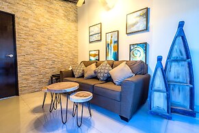 Apartment With Charming Patio+ BBQ Near Beach! Free Util's