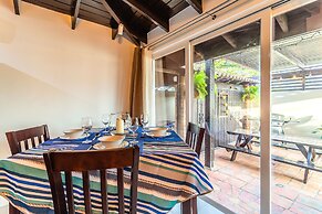 Apartment With Charming Patio+ BBQ Near Beach! Free Util's