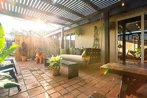 Apartment With Charming Patio+ BBQ Near Beach! Free Util's