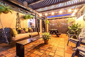 Apartment With Charming Patio+ BBQ Near Beach! Free Util's