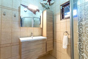 Apartment With Charming Patio+ BBQ Near Beach! Free Util's