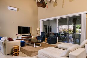 Gorgeous Mansion, Private Pool, Outdoor Kitchen!