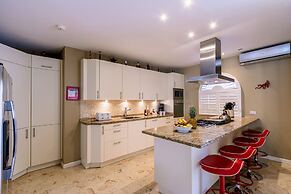 Gorgeous Mansion, Private Pool, Outdoor Kitchen!