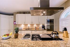 Gorgeous Mansion, Private Pool, Outdoor Kitchen!