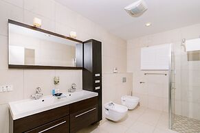 Gorgeous Mansion, Private Pool, Outdoor Kitchen!