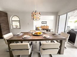 Modern Villa Private Pool 4min to Beaches!