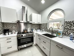 Modern Villa Private Pool 4min to Beaches!