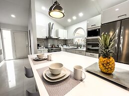 Modern Villa Private Pool 4min to Beaches!