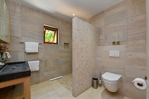 Secluded Villa With Pool3min to Beachfree Utilities