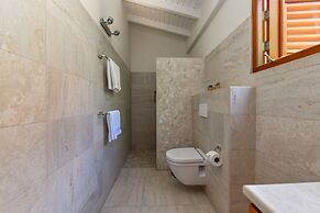 Secluded Villa With Pool3min to Beachfree Utilities