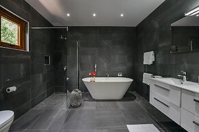 Secluded Villa With Pool3min to Beachfree Utilities