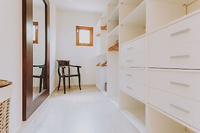 Secluded Villa With Pool3min to Beachfree Utilities