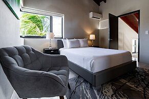 Stunning Villa With Infinity Pool & Outdoor Kitchen! Across From Marri