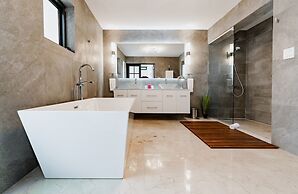 Stunning Villa With Infinity Pool & Outdoor Kitchen! Across From Marri