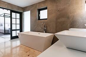 Stunning Villa With Infinity Pool & Outdoor Kitchen! Across From Marri