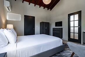 Stunning Villa With Infinity Pool & Outdoor Kitchen! Across From Marri