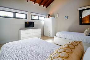 Stunning Villa With Infinity Pool & Outdoor Kitchen! Across From Marri