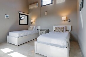 Stunning Villa With Infinity Pool & Outdoor Kitchen! Across From Marri