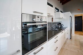 Stunning Villa With Infinity Pool & Outdoor Kitchen! Across From Marri