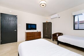 Stunning Villa With Infinity Pool & Outdoor Kitchen! Across From Marri