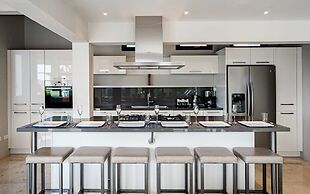 Stunning Villa With Infinity Pool & Outdoor Kitchen! Across From Marri