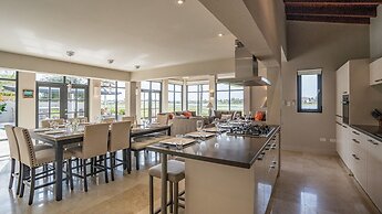 Stunning Villa With Infinity Pool & Outdoor Kitchen! Across From Marri