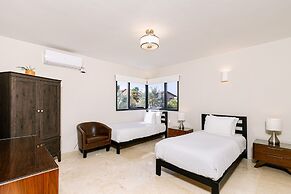 Stunning Villa With Infinity Pool & Outdoor Kitchen! Across From Marri