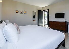 Stunning Villa With Infinity Pool & Outdoor Kitchen! Across From Marri