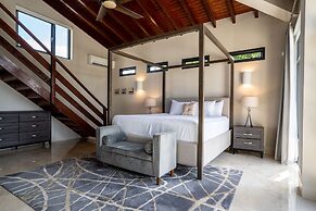 Stunning Villa With Infinity Pool & Outdoor Kitchen! Across From Marri