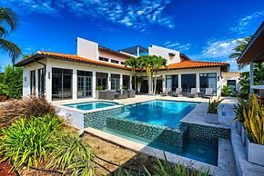 Stunning Villa With Infinity Pool & Outdoor Kitchen! Across From Marri