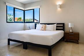 Stunning Villa With Infinity Pool & Outdoor Kitchen! Across From Marri