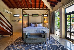 Stunning Villa With Infinity Pool & Outdoor Kitchen! Across From Marri