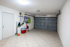 Stunning Villa With Infinity Pool & Outdoor Kitchen! Across From Marri