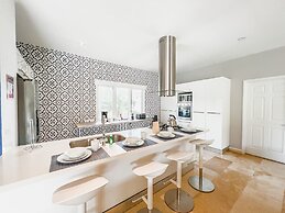 Upscale Ocean View Villa With Pool + Outdoor Kitchen