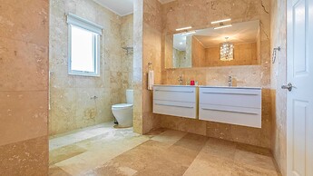 Upscale Ocean View Villa With Pool + Outdoor Kitchen