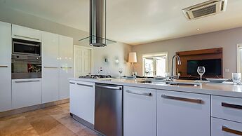 Upscale Ocean View Villa With Pool + Outdoor Kitchen