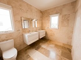 Upscale Ocean View Villa With Pool + Outdoor Kitchen