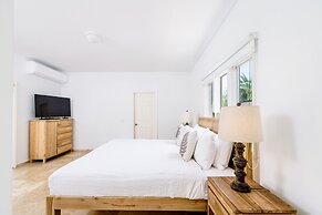 Upscale Ocean View Villa With Pool + Outdoor Kitchen