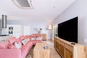 Upscale Ocean View Villa With Pool + Outdoor Kitchen