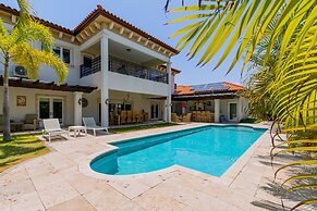 Upscale Ocean View Villa With Pool + Outdoor Kitchen