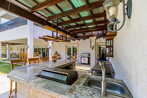 Upscale Ocean View Villa With Pool + Outdoor Kitchen