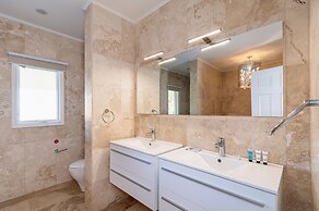 Upscale Ocean View Villa With Pool + Outdoor Kitchen