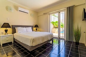 Large Villa With View! Private Pool Free Utilities!