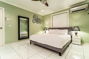 Large Villa With View! Private Pool Free Utilities!