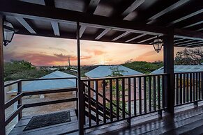 Large Villa With View! Private Pool Free Utilities!