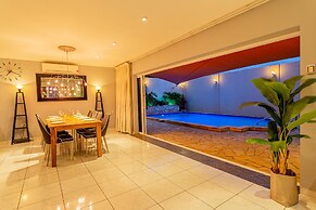 Large Villa With View! Private Pool Free Utilities!